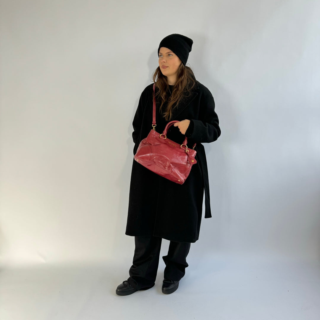 Miu Miu Handtasche Vitello Shine mit Umhängegurt aus Leder rot