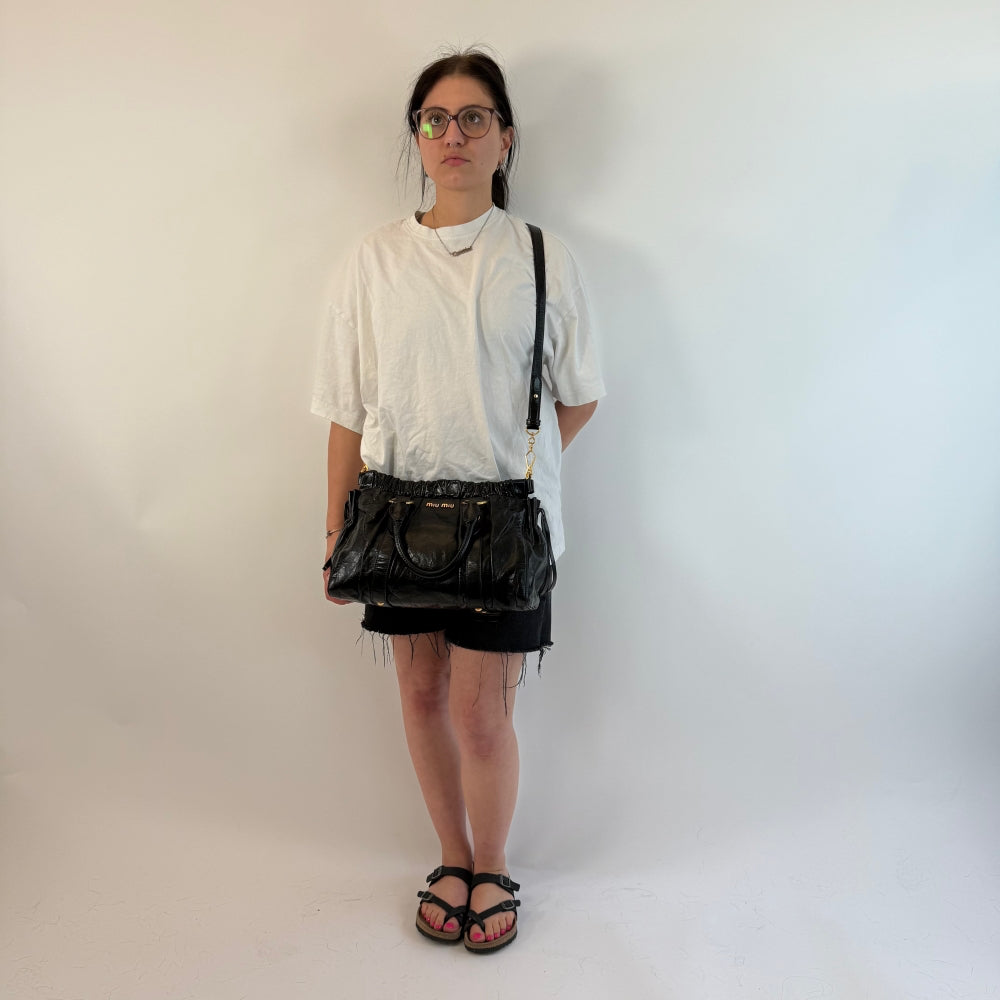 Miu Miu Handtasche Vitello Lux mit Umhängegurt aus Leder schwarz