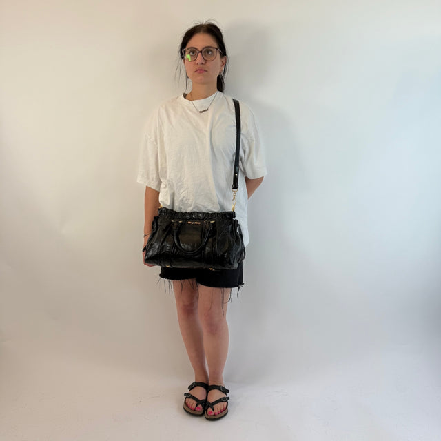 Miu Miu Handtasche Vitello Lux mit Umhängegurt aus Leder schwarz