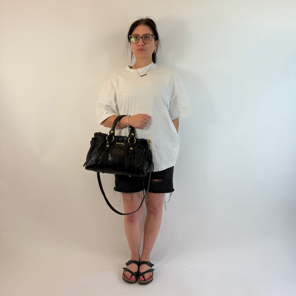 Miu Miu Handtasche Vitello Lux mit Umhängegurt aus Leder schwarz