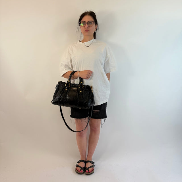 Miu Miu Handtasche Vitello Lux mit Umhängegurt aus Leder schwarz