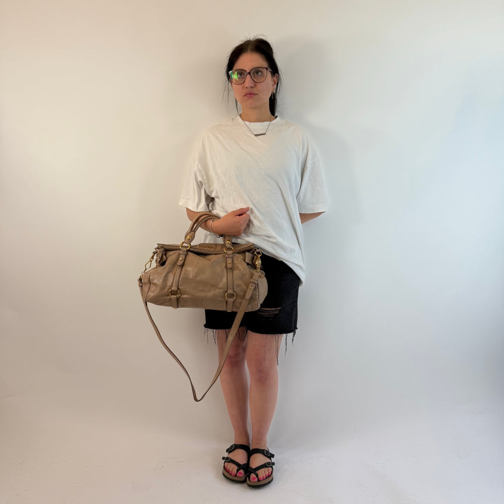Miu Miu Handtasche Vitello Satchel mit Umhängegurt aus Leder beige / rosa