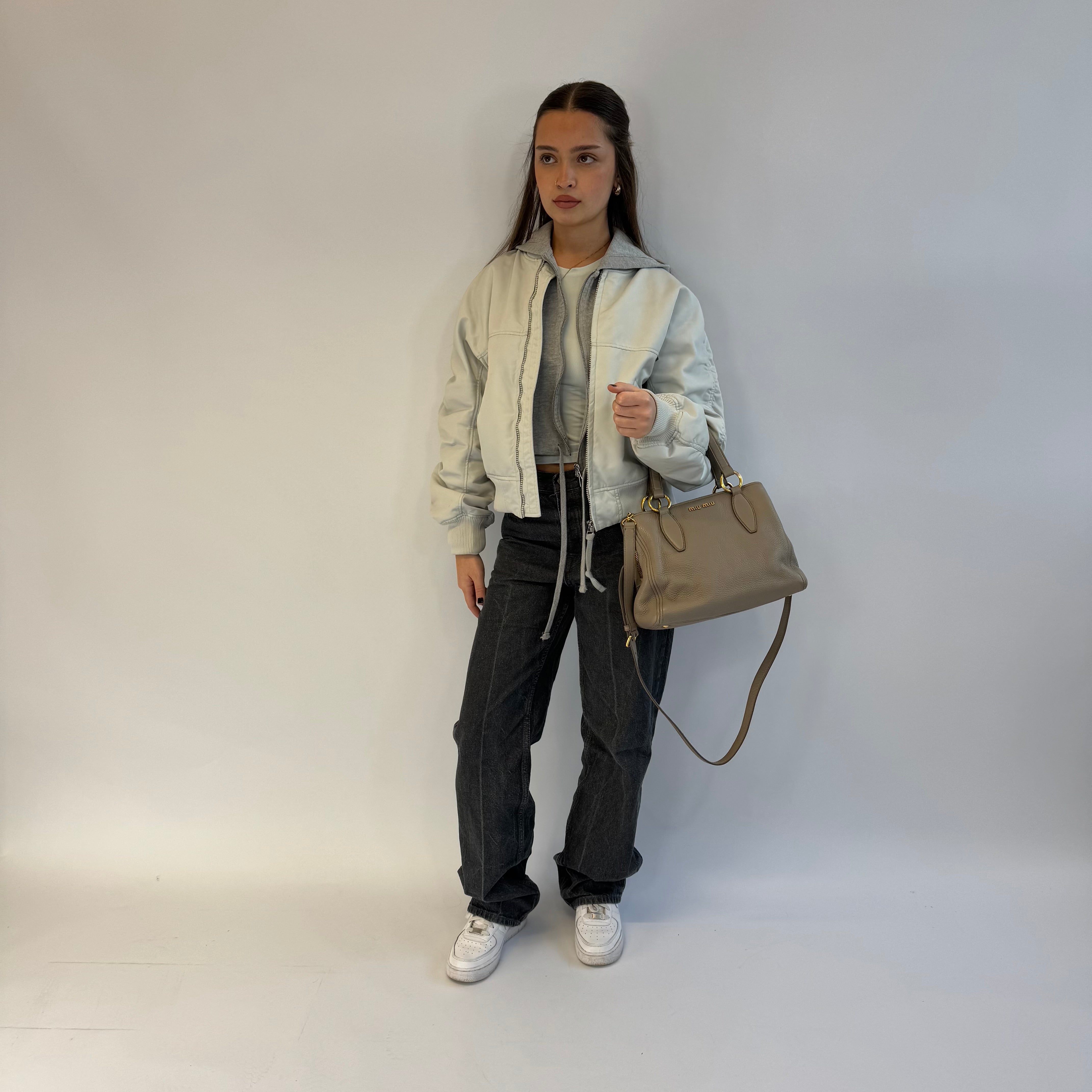 Miu Miu Handtasche Vitello mit Umhängegurt aus Leder grau