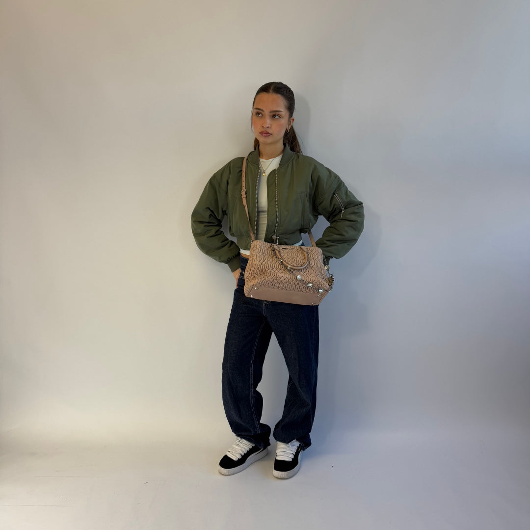 Miu Miu Handtasche Matelassé mit Umhängegurt und Miu Miu Charm aus Leder rosa