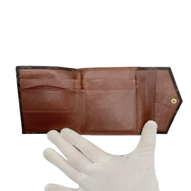 Elise's wallet