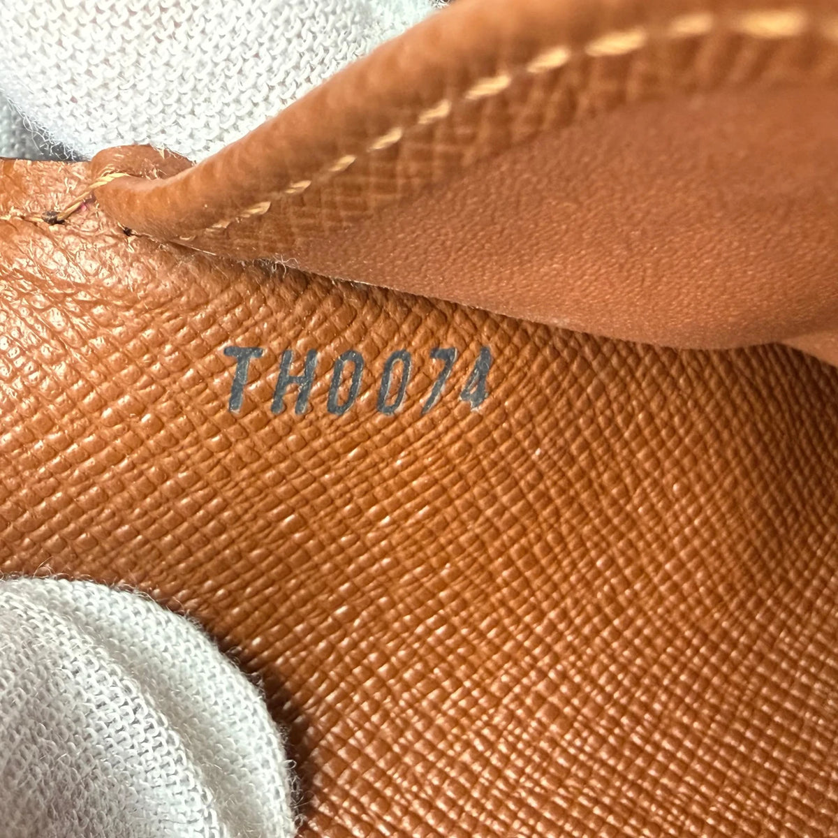 Louis Vuitton Geldbeutel International monogram braun – Datumscode im Detail