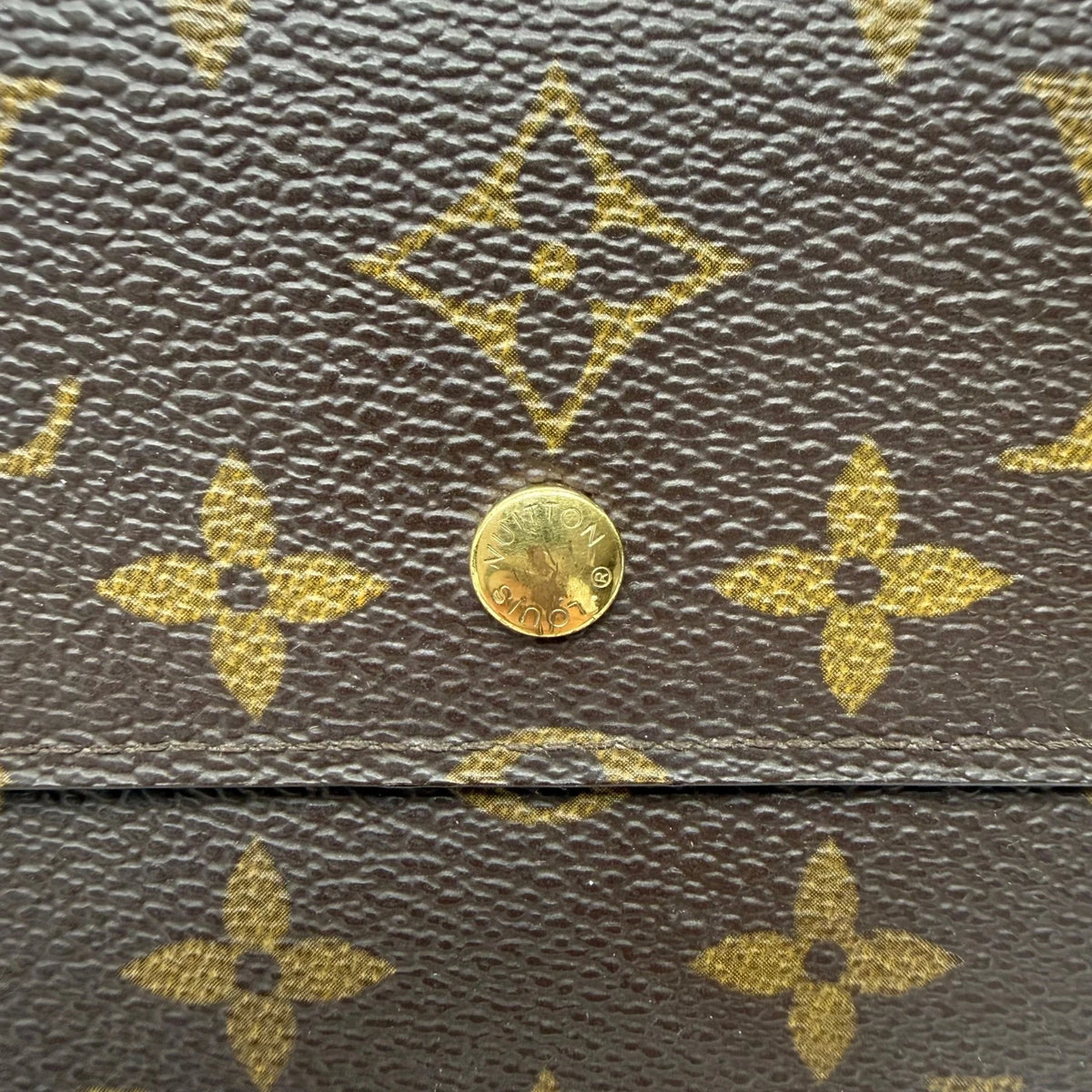Louis Vuitton Geldbeutel International monogram braun – Beschläge im Detail