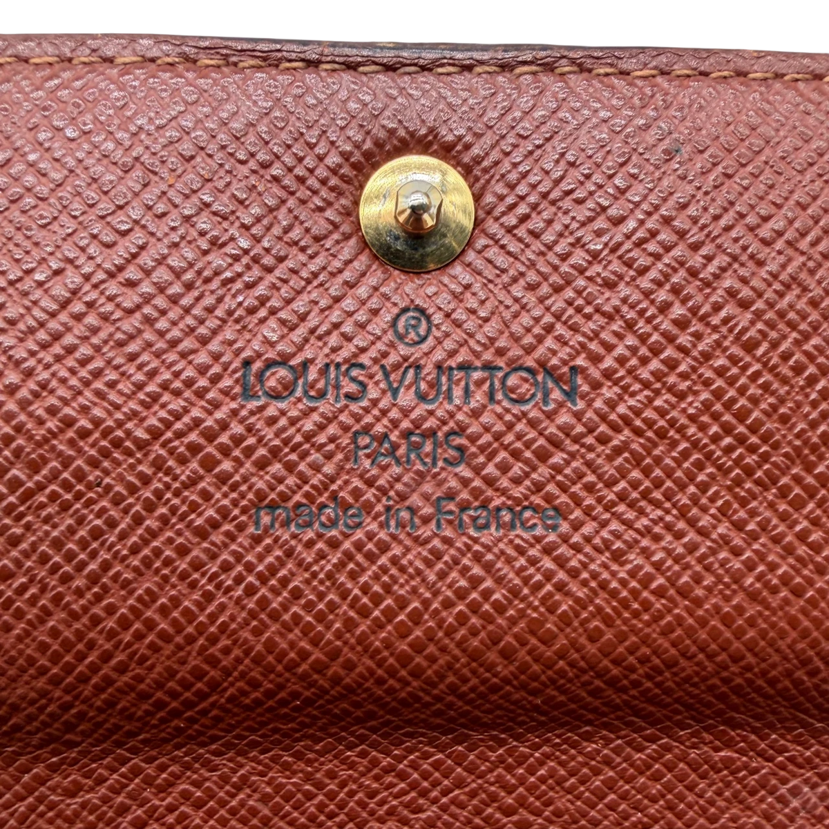 Louis Vuitton Geldbeutel Sarah monogram braun – Prägung im Detail