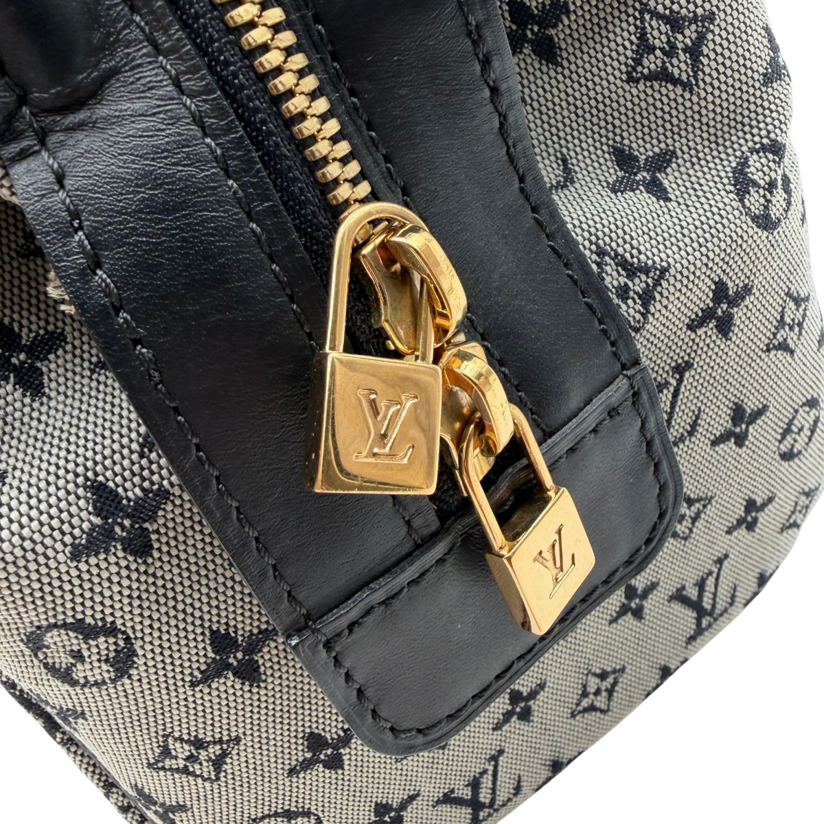 Louis Vuitton Handtasche Josephine PM monogram grau – Prägung im Detail