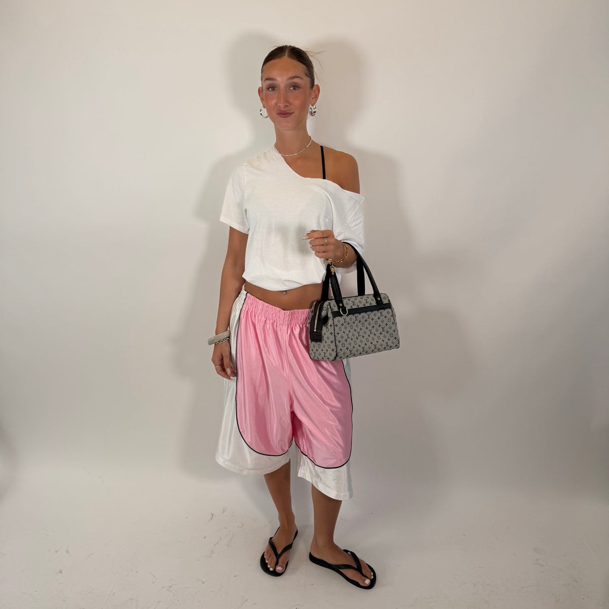 Louis Vuitton Handtasche Josephine PM monogram grau – getragen am Model
