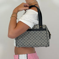 Louis Vuitton Handtasche Josephine PM monogram grau – getragen am Model