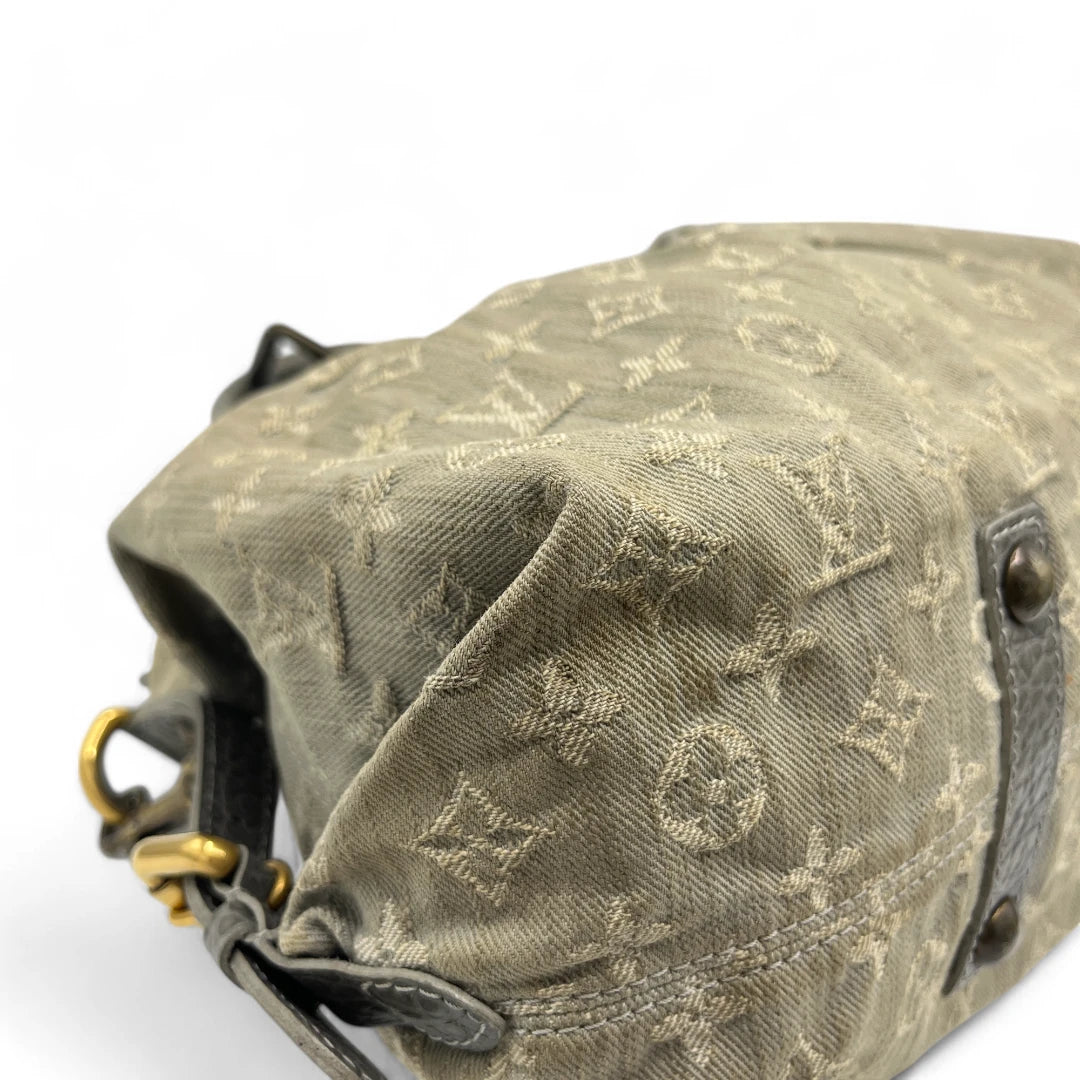 Louis Vuitton Handtasche Neo Cabby MM mit Schultergurt aus Denimstoff hellgrau