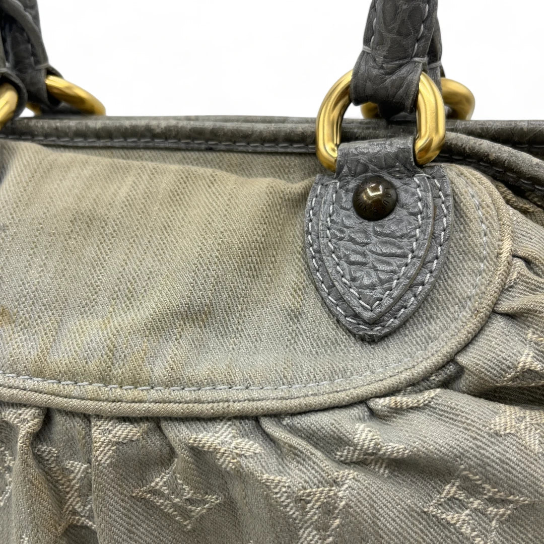 Louis Vuitton Handtasche Neo Cabby MM mit Schultergurt aus Denimstoff hellgrau