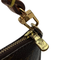 Louis Vuitton Pochette Accessoires monogram braun – Beschläge im Detail