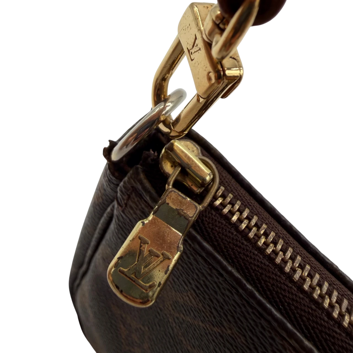 Louis Vuitton Pochette Accessoires monogram braun – Beschläge im Detail