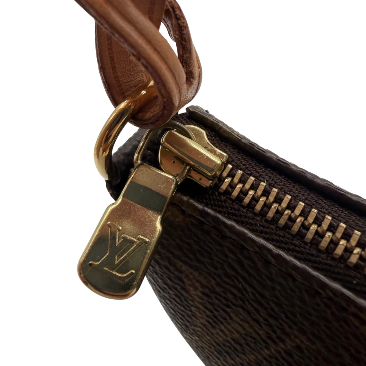 Louis Vuitton Pochette Accessoires monogram braun – Prägung im Detail