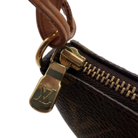 Louis Vuitton Pochette Accessoires monogram braun – Prägung im Detail