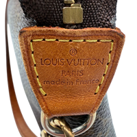 Louis Vuitton Pochette Accessoires monogram braun – Prägung im Detail