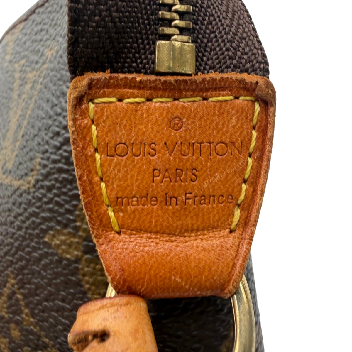 Louis Vuitton Pochette Accessoires monogram braun – Prägung im Detail