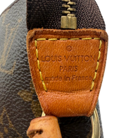 Louis Vuitton Pochette Accessoires monogram braun – Prägung im Detail