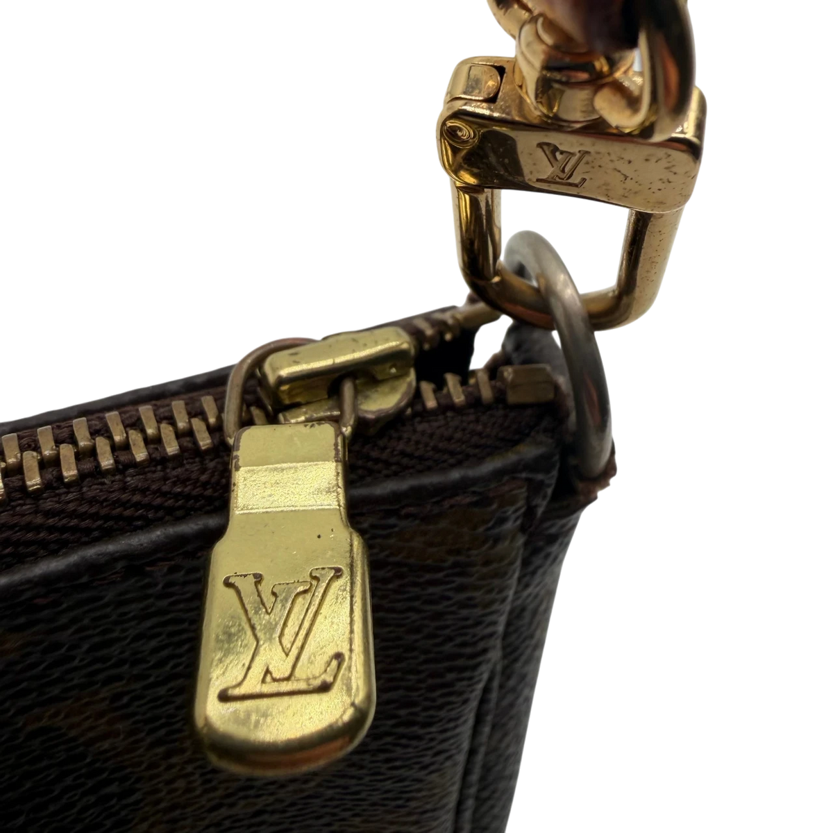 Louis Vuitton Pochette Accessoires monogram braun – Beschläge im Detail