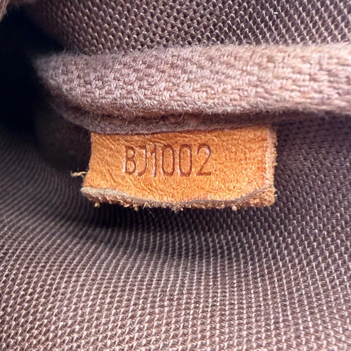 Louis Vuitton Pochette Accessoires monogram braun – Datumscode im Detail