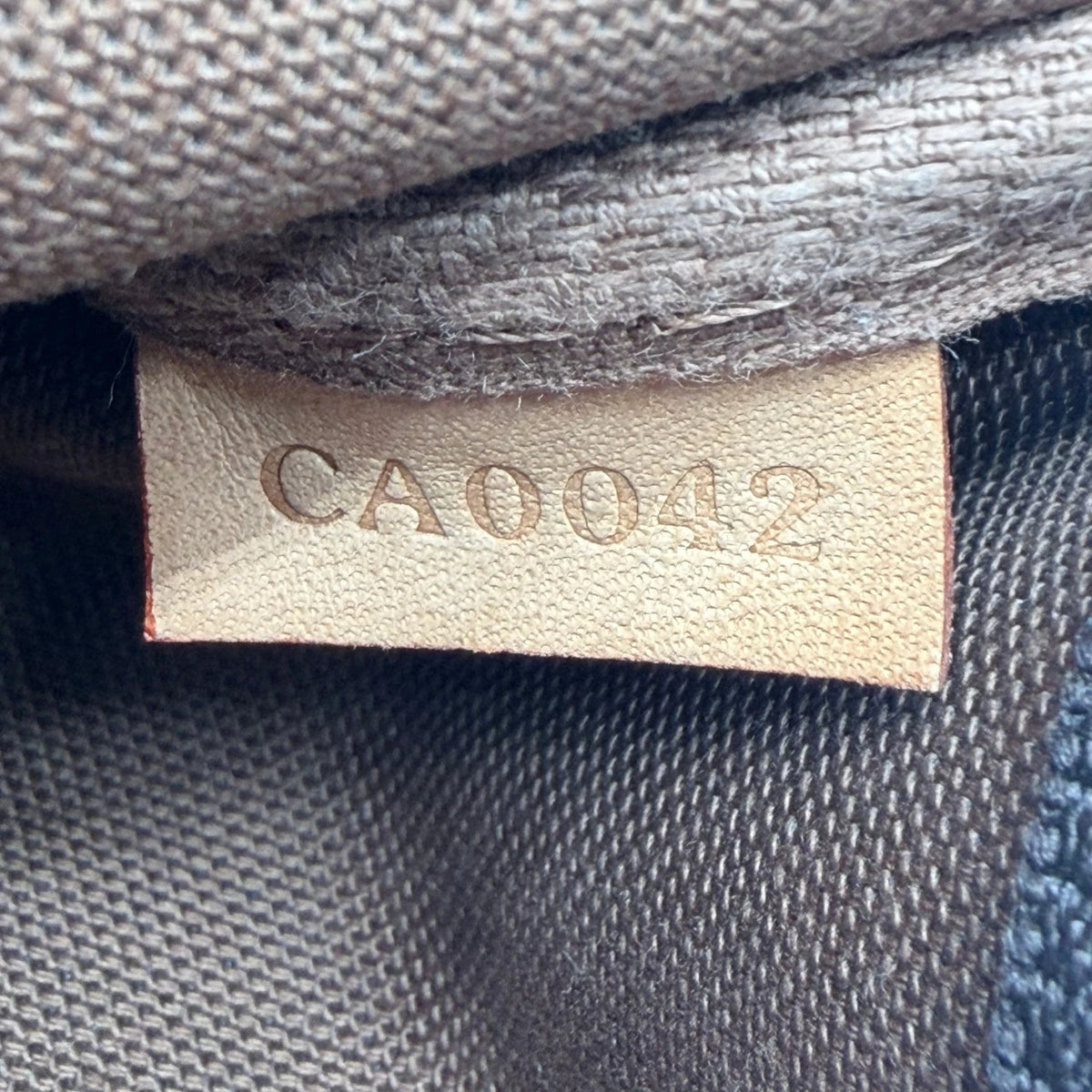Louis Vuitton Pochette Accessoires monogram braun – Datumscode im Detail