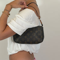 Louis Vuitton Pochette Accessoires monogram braun – getragen am Model