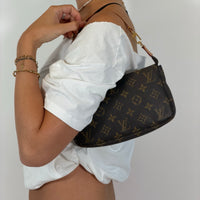 Louis Vuitton Pochette Accessoires monogram braun – getragen am Model