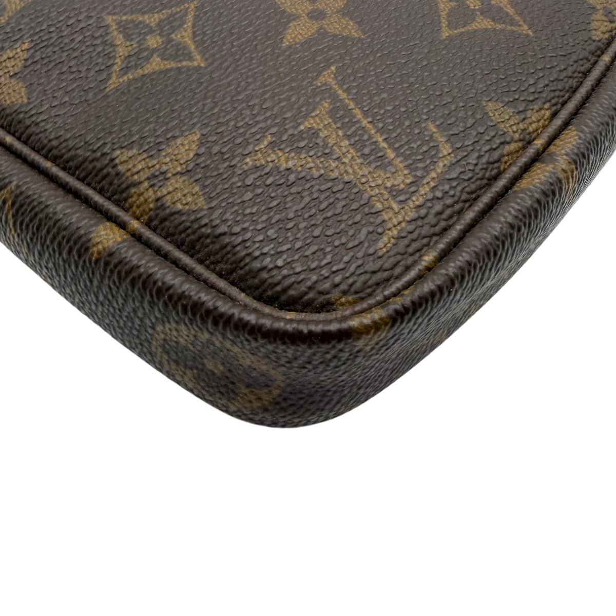 Louis Vuitton Pochette Accessoires monogram braun – Ecken im Detail