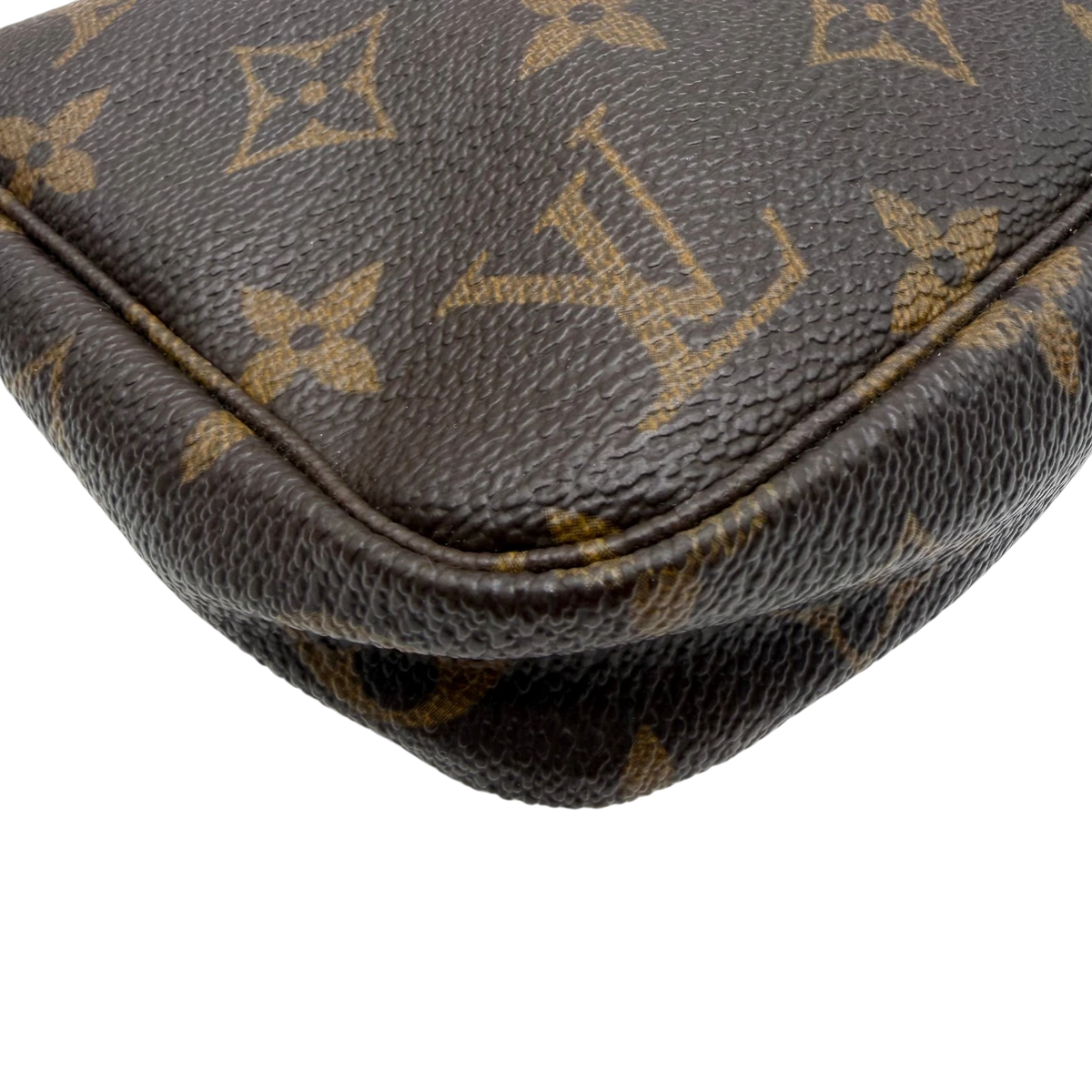 Louis Vuitton Pochette Accessoires monogram braun – Ecken im Detail