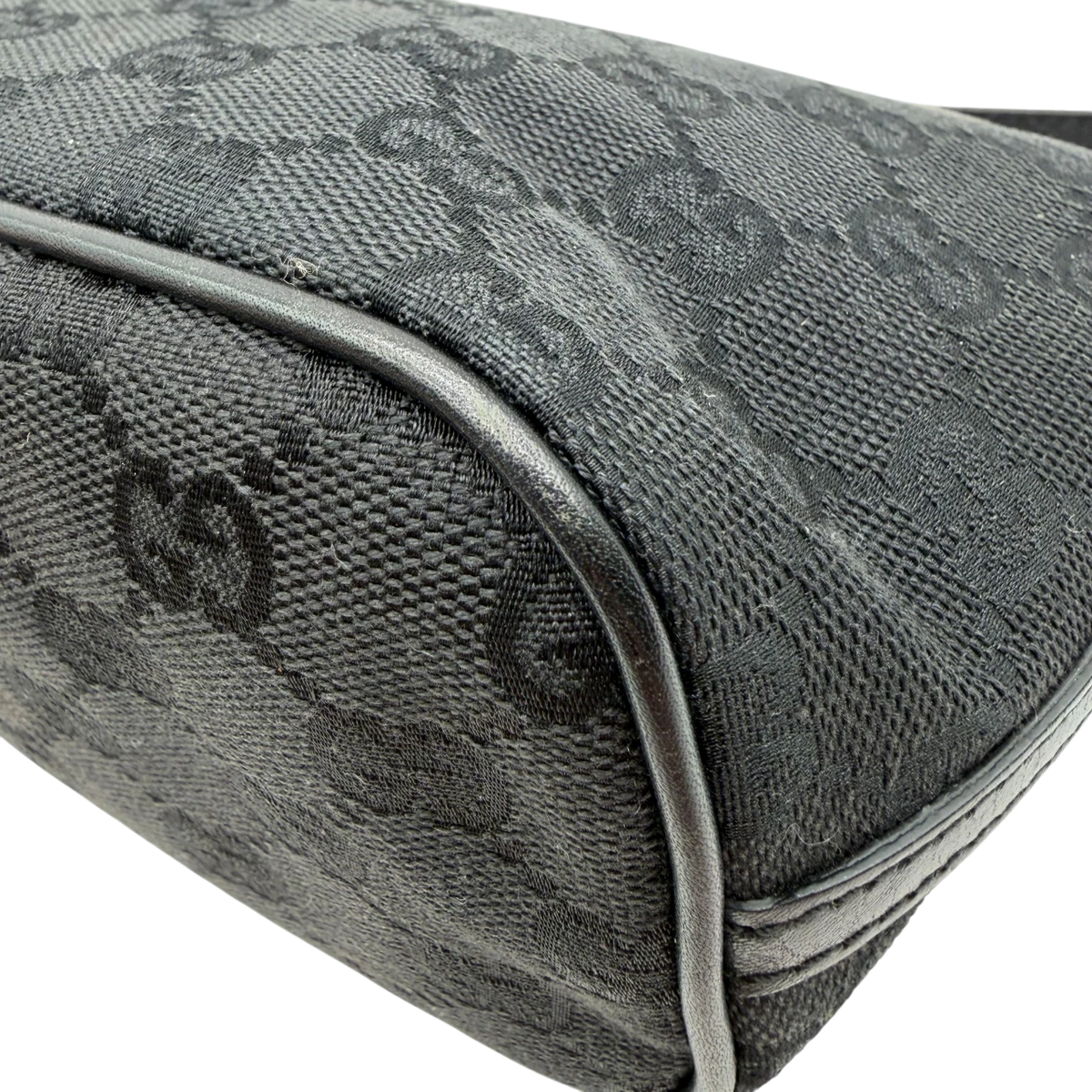 Gucci Handtasche Boat Baguette monogram schwarz – Ecken im Detail