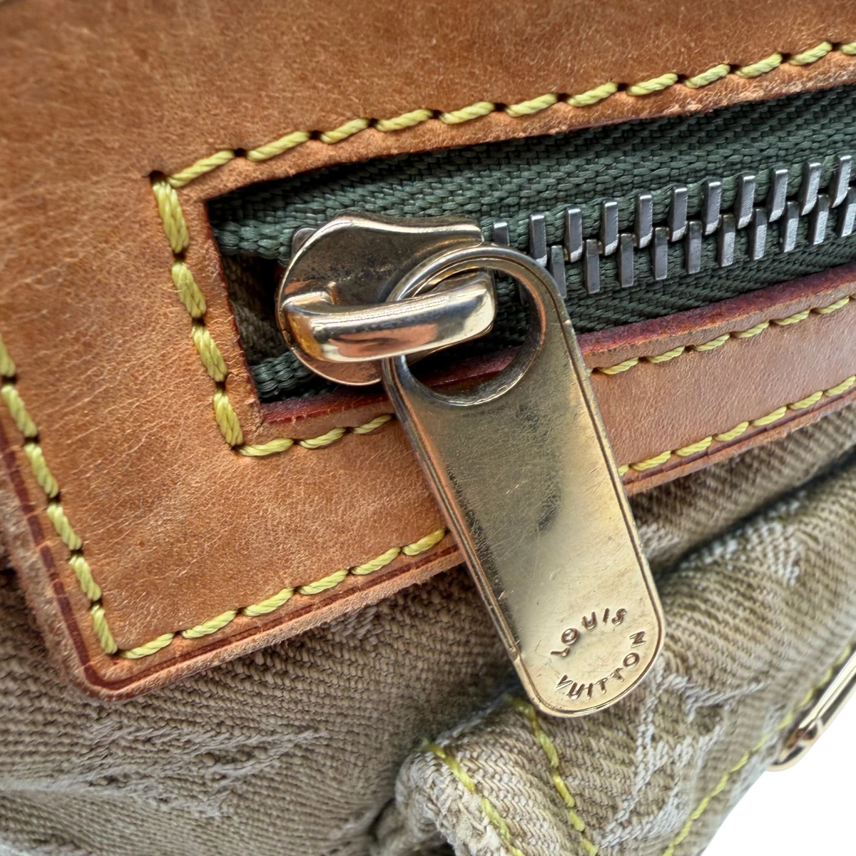 Louis Vuitton Schultertasche Baggy PM Denim monogram khaki – Beschläge im Detail