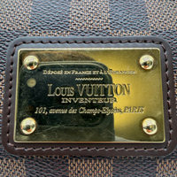 Louis Vuitton Schultertasche Eva Damier Ebene braun – Logo im Detail