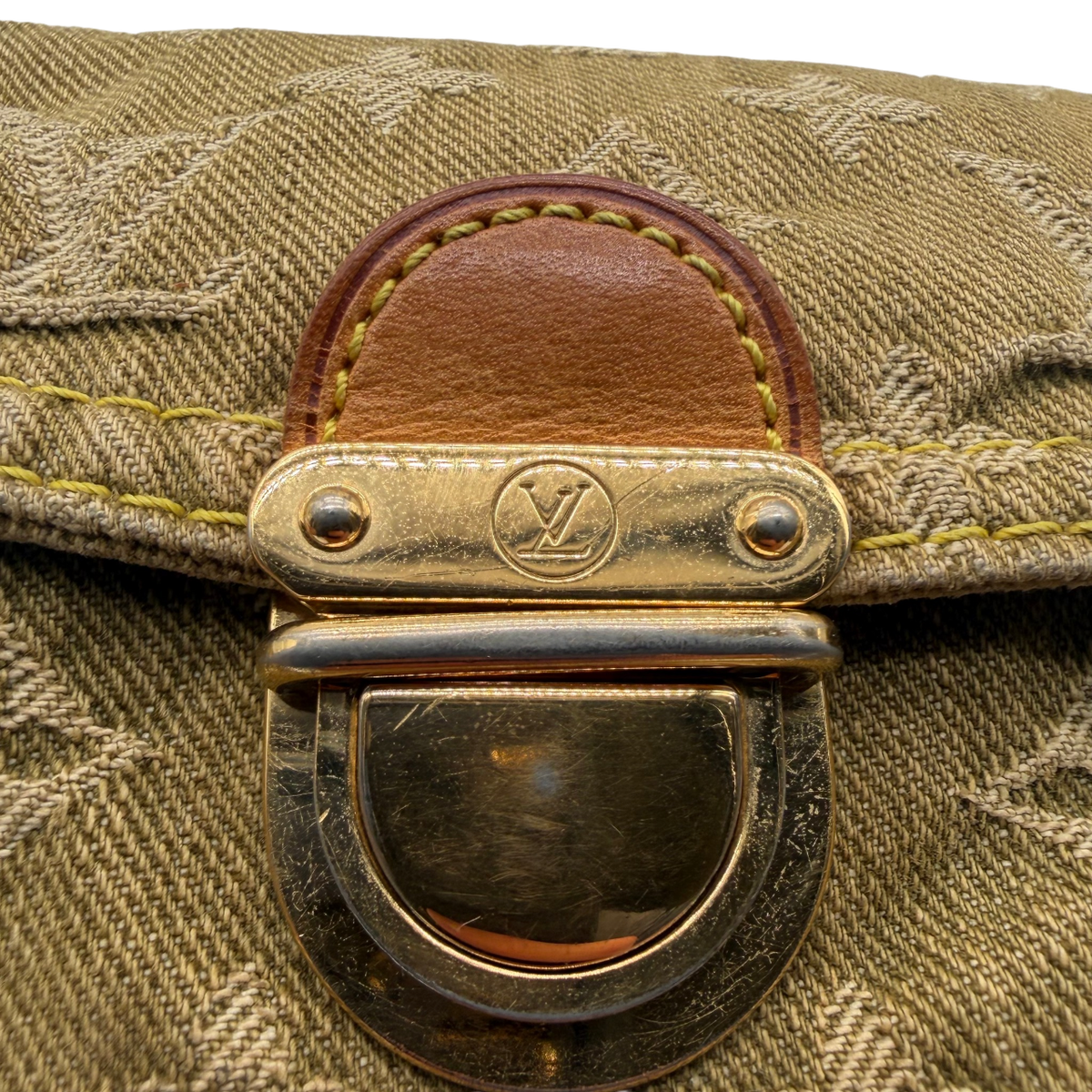 Louis Vuitton Schultertasche Mini Pleaty aus Denim monogram khaki – Beschläge im Detail