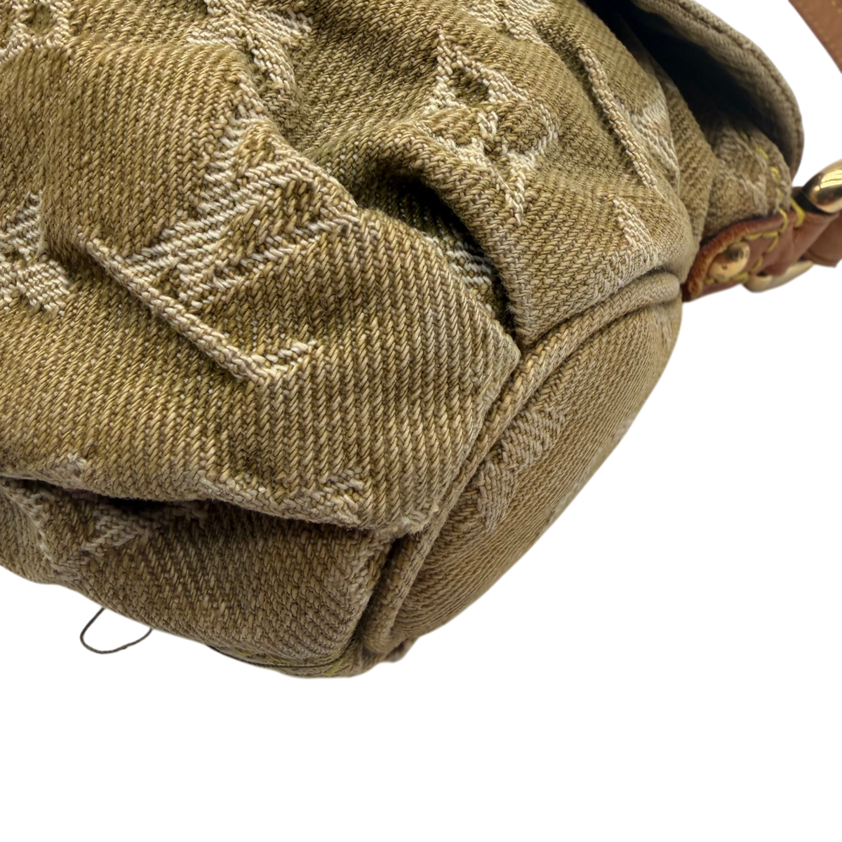 Louis Vuitton Schultertasche Mini Pleaty aus Denim monogram khaki – Ecken im Detail