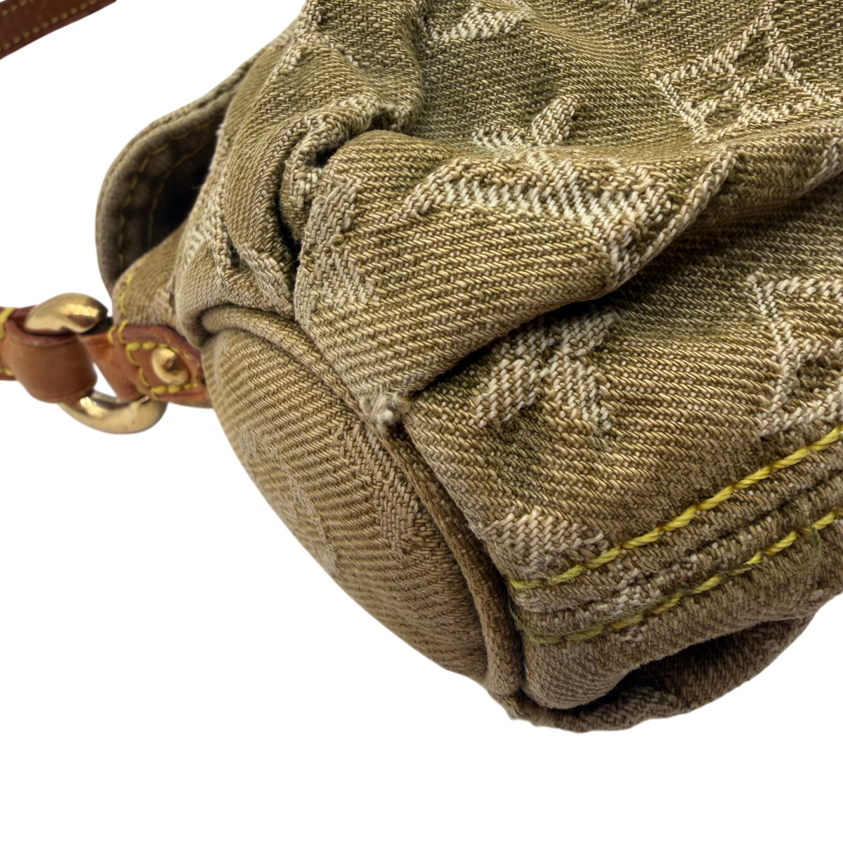 Louis Vuitton Schultertasche Mini Pleaty aus Denim monogram khaki – Ecken im Detail