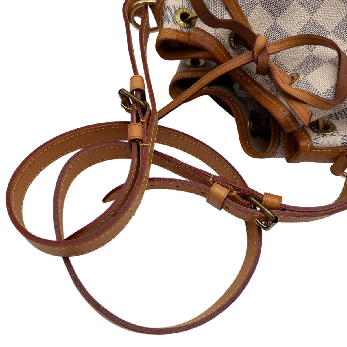 Louis Vuitton Schultertasche Sac Noé BB Damier Azur weiß – Schulterriemen im Detail