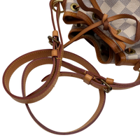 Louis Vuitton Schultertasche Sac Noé BB Damier Azur weiß – Schulterriemen im Detail