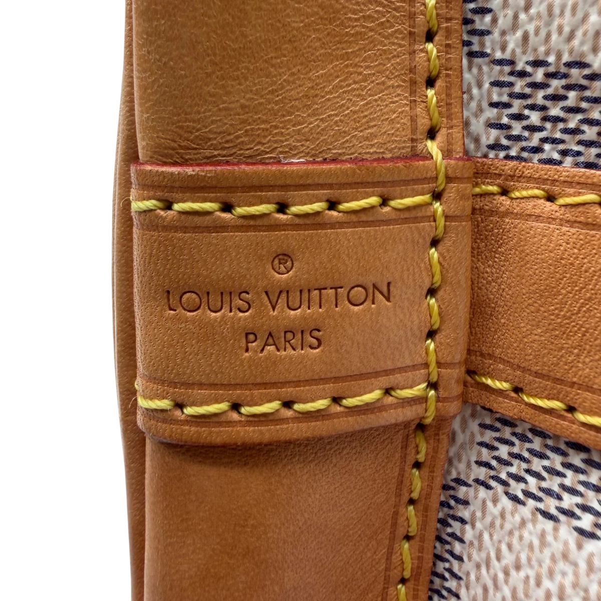 Louis Vuitton Schultertasche Sac Noé BB Damier Azur weiß – Prägung im Detail
