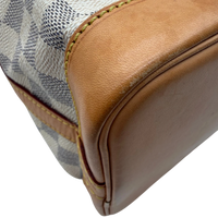 Louis Vuitton Schultertasche Sac Noé BB Damier Azur weiß – Ecken im Detail