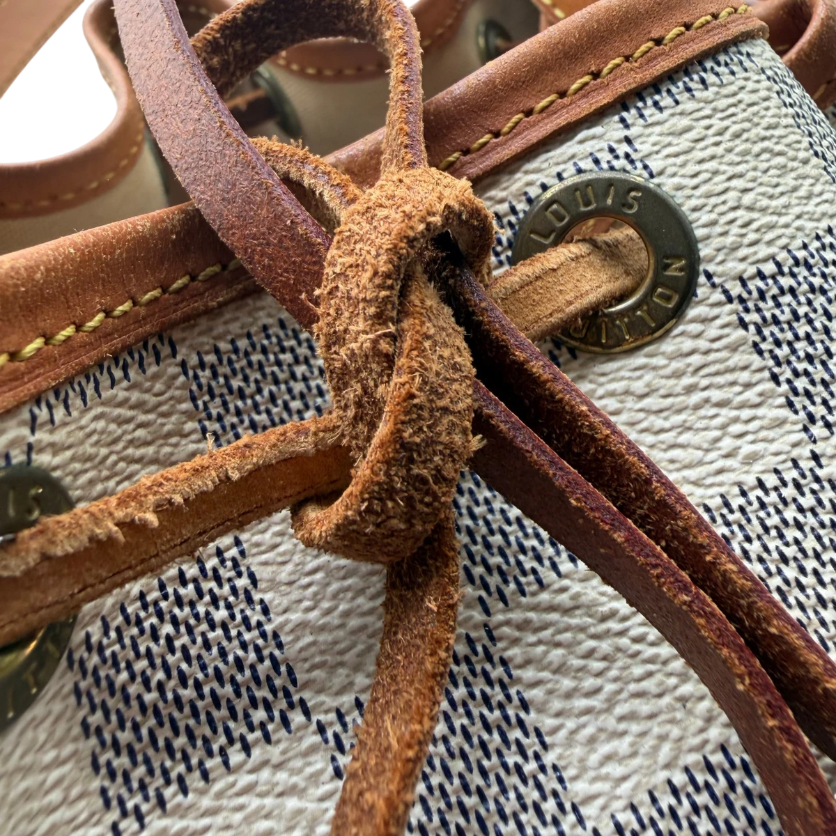 Louis Vuitton Schultertasche Sac Noé Grande Damier Azur weiß – Beschläge im Detail