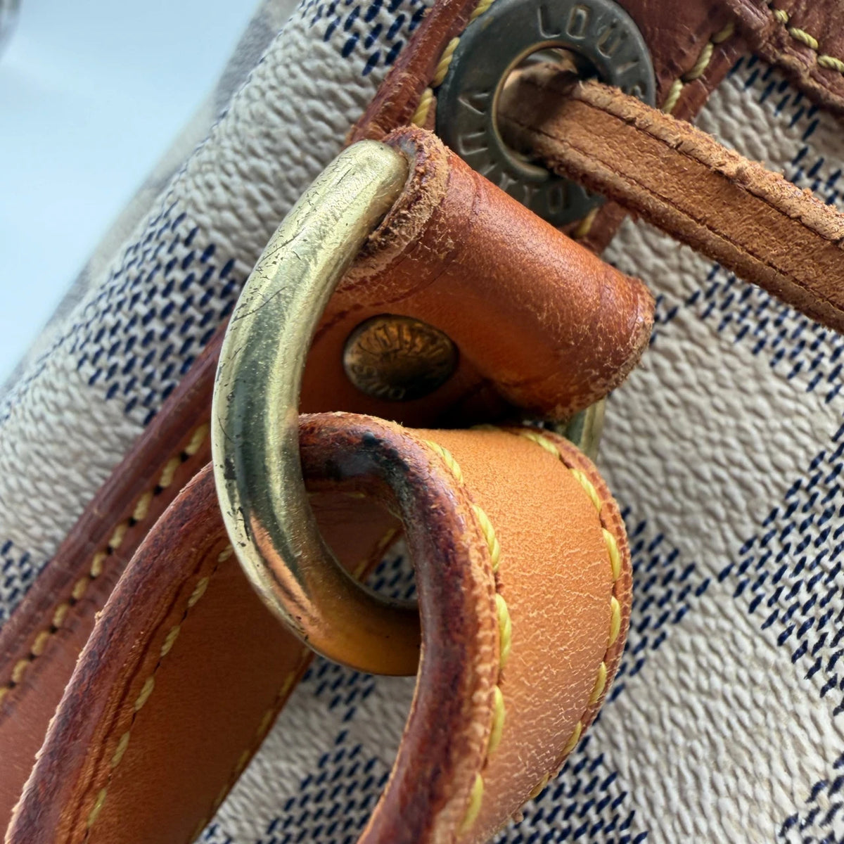 Louis Vuitton Schultertasche Sac Noé Grande Damier Azur weiß – Beschläge im Detail
