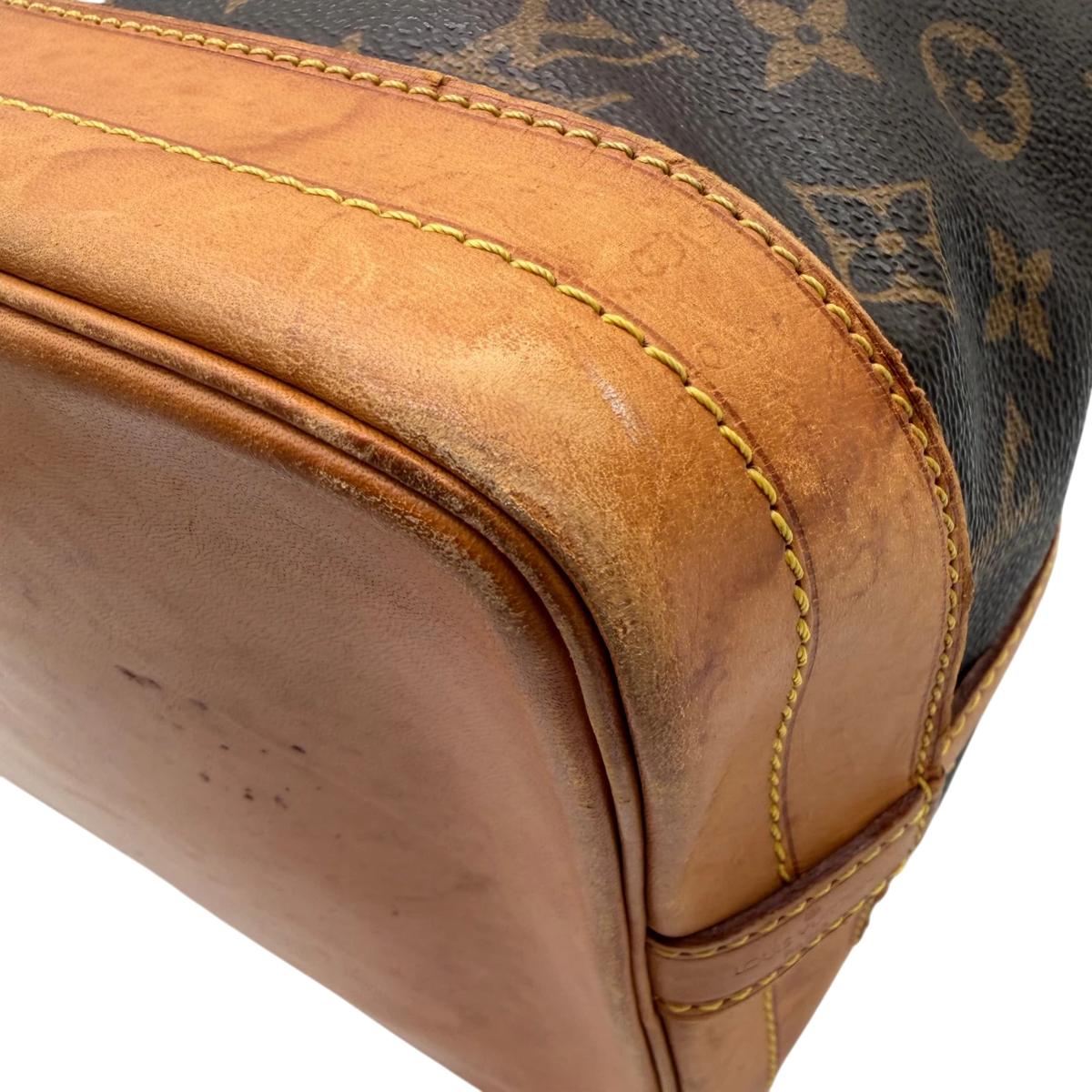 Louis Vuitton Schultertasche Sac Noé grande monogram braun – Ecken im Detail