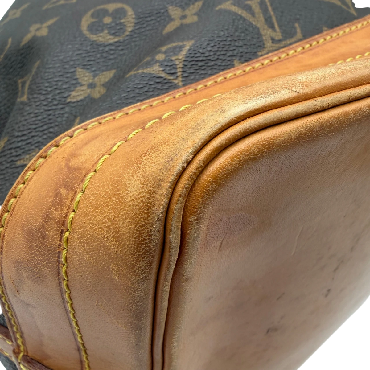 Louis Vuitton Schultertasche Sac Noé grande monogram braun – Ecken im Detail