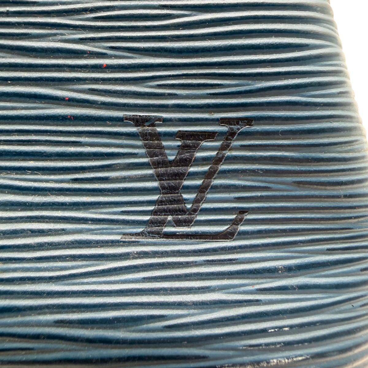 Louis Vuitton Schultertasche Sac Noé petit Epi aus Leder blau – Prägung im Detail