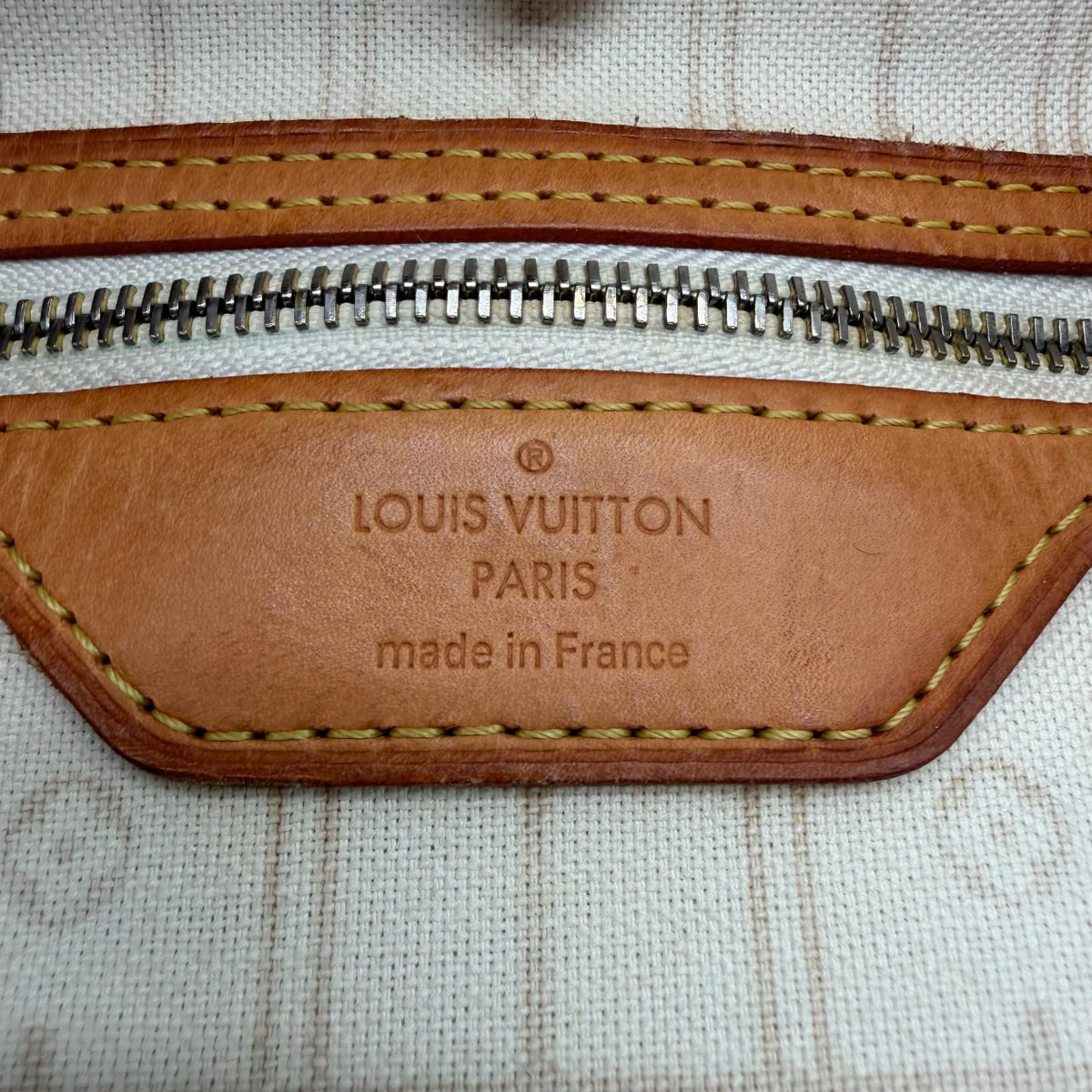 Louis Vuitton Shopper Neverfull GM Damier Azur weiß – Prägung im Detail