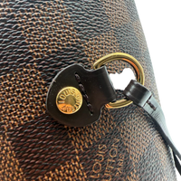 Louis Vuitton Shopper Neverfull MM Damier Ebene mit Clutch braun – Prägung im Detail