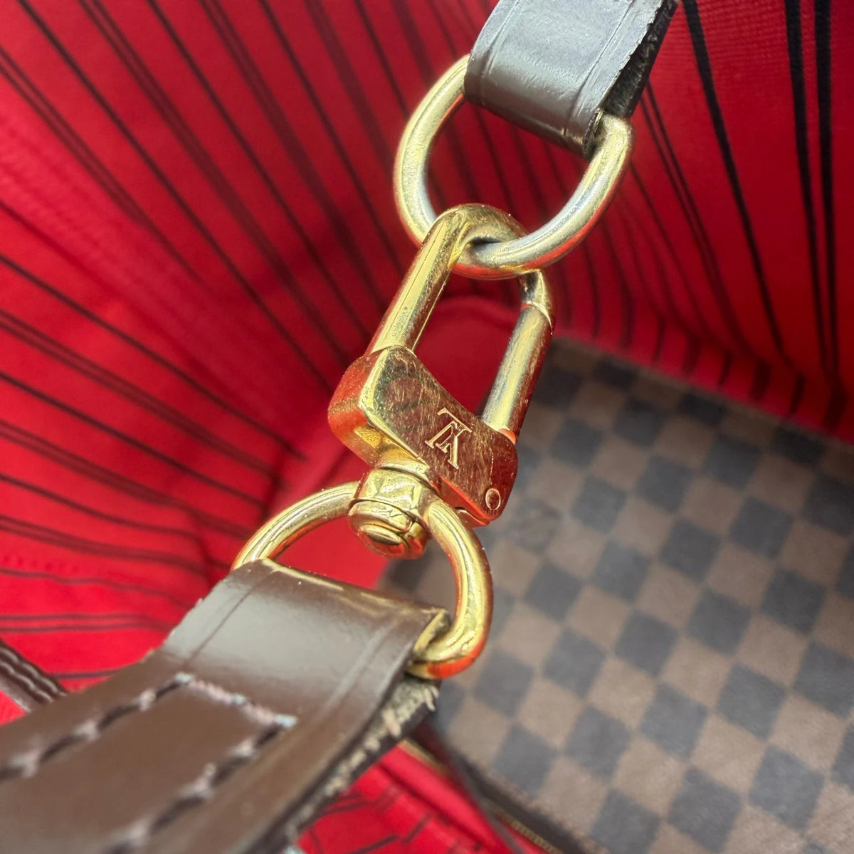 Louis Vuitton Shopper Neverfull MM Damier Ebene mit Clutch braun – Prägung im Detail
