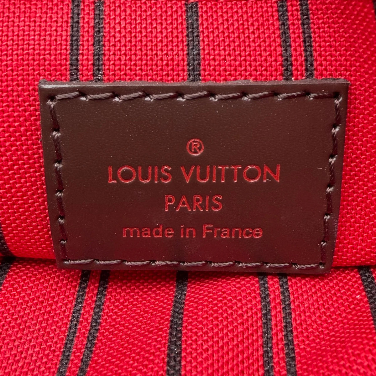 Louis Vuitton Shopper Neverfull MM Damier Ebene mit Clutch braun – Prägung im Detail